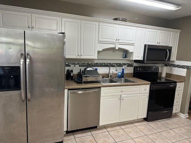 Foto del edificio - Beautiful 2 BR, 2 BA end-unit townhome in ...