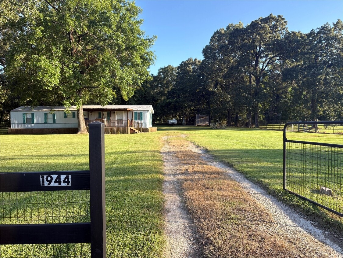 Foto principal - 1944 S Pine Lake Rd