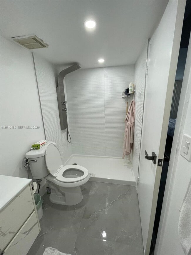 Foto del edificio - 7601 E Treasure Dr