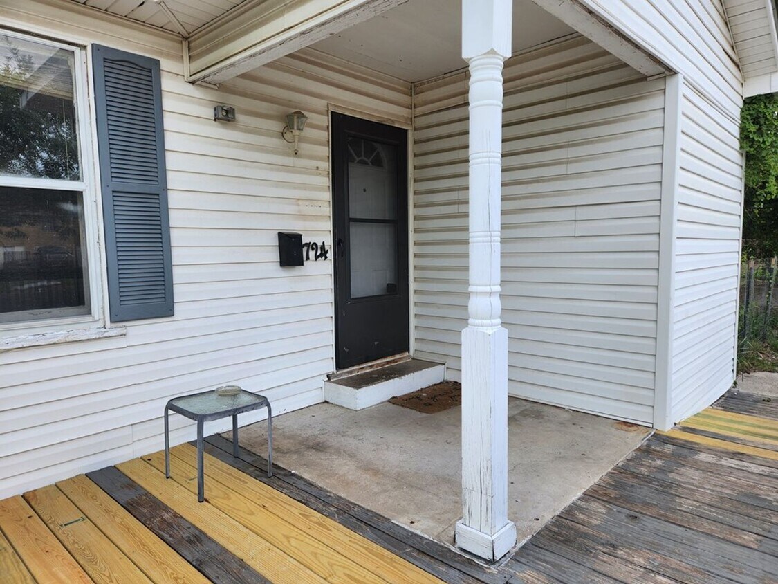 Primary Photo - FOR LEASE!!