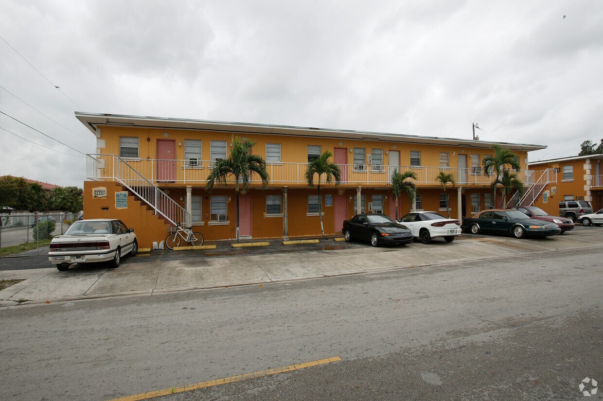 Foto del edificio - 2490 W 4th Ct