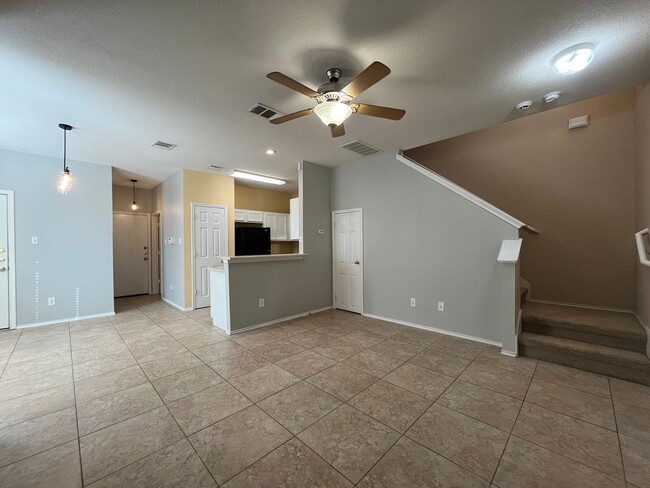 Building Photo - Great 3/2.5 Townhouse in Great Location