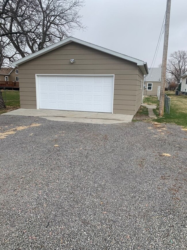 Building Photo - 1/2 PRICE RENT THE FIRST MONTH! Spacious 3 Bedroom, 2 Bathroom Home near Aquaventure Water Park, ...