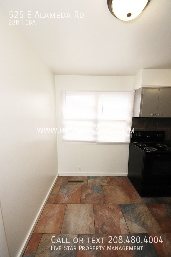 Building Photo - Cozy Upstairs Apartment Available! Visit r...