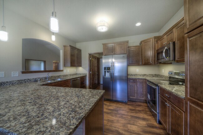 Building Photo - 2 BEDROOM | 2 BATH | DOUBLE GARAGE | SPACIOUS TOWNHOME