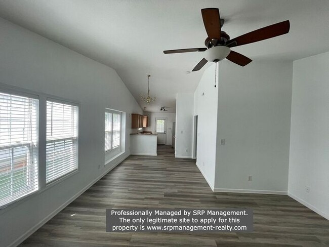 Foto del edificio - Great Three Bedroom Ranch with Fenced Yard...