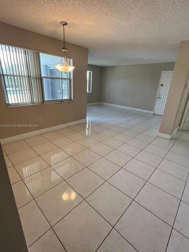 Building Photo - 8660 Southwest 212th Street Apt #212, Cutl...