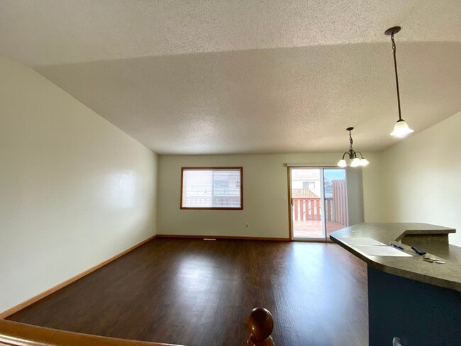 Building Photo - 3 Bedroom Townhome in Osgood!!