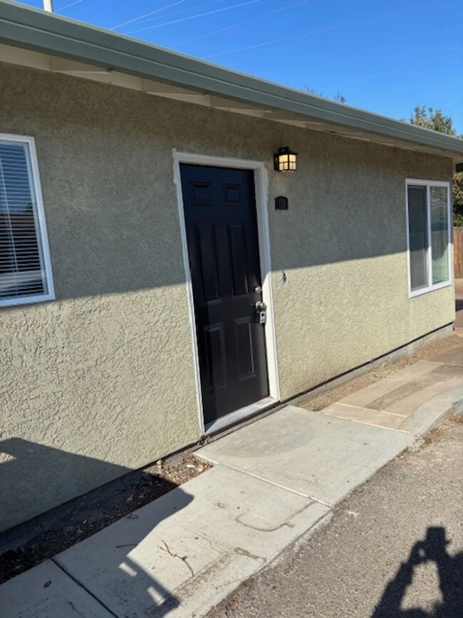 Building Photo - Cozy 2 Bedroom House with a 2 Car Garage