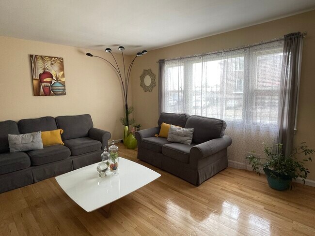 Living room - 72 Grove St