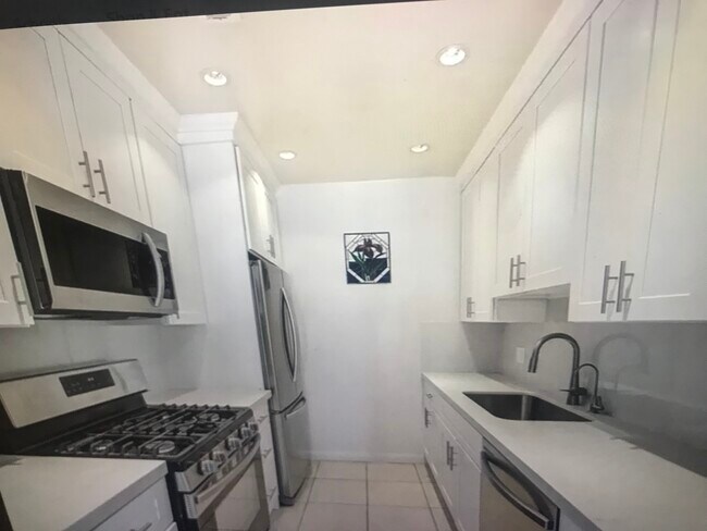 Kitchen - 15344 Weddington St