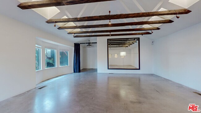Foto del edificio - 2222 Main St