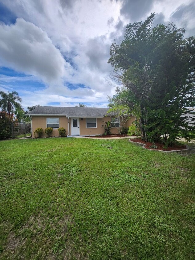 Primary Photo - SO CUTE 3 BEDROOM HOME 2 BATH WITH ONE CAR...