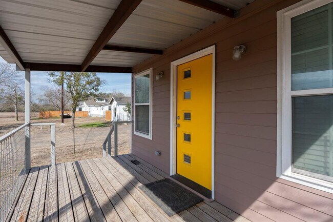 Foto del edificio - 13415 Crane Rd