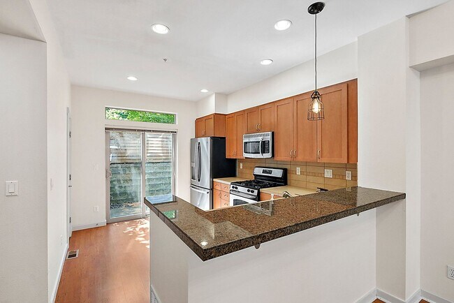 Foto del edificio - Modern 3-Story Tacoma Condo – Downtown Cit...