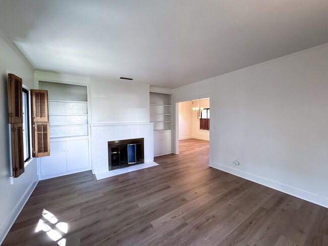 Building Photo - 515 S Hudson Ave