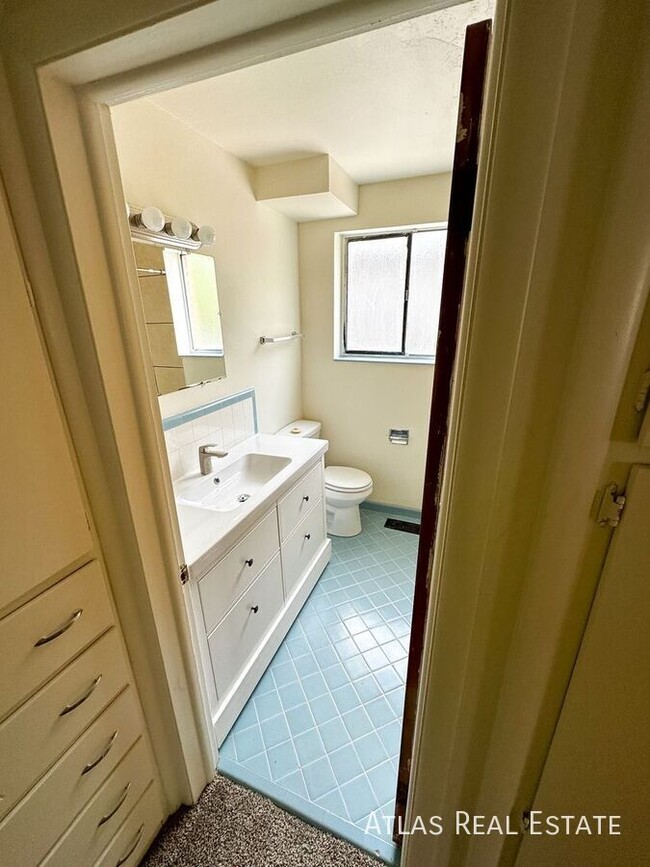 Building Photo - 1365 Emery St W