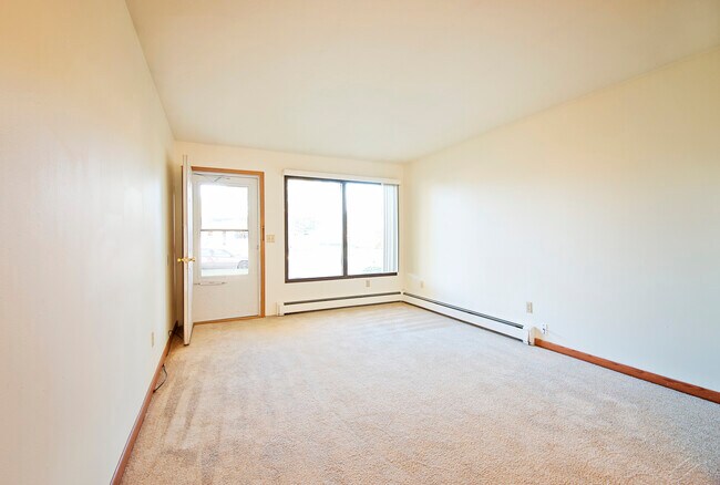 Building Photo - Royal Suites