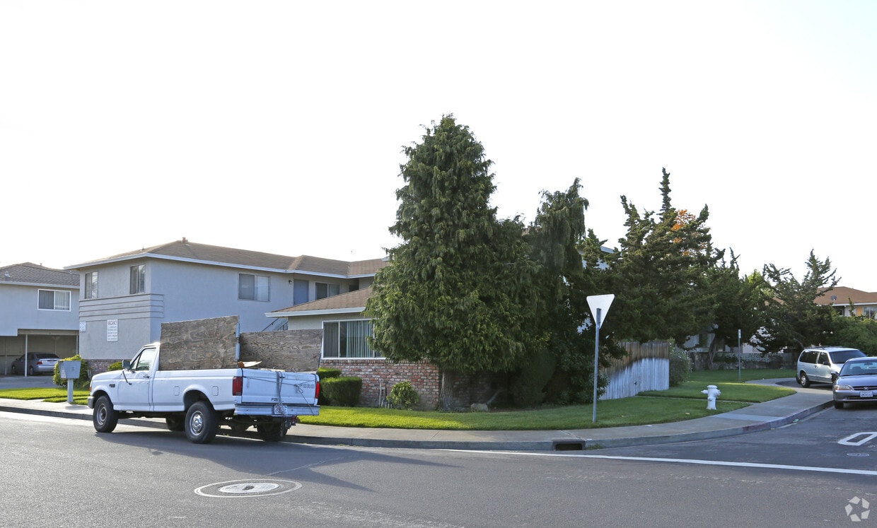 Building Photo - 1050 Highland Ave
