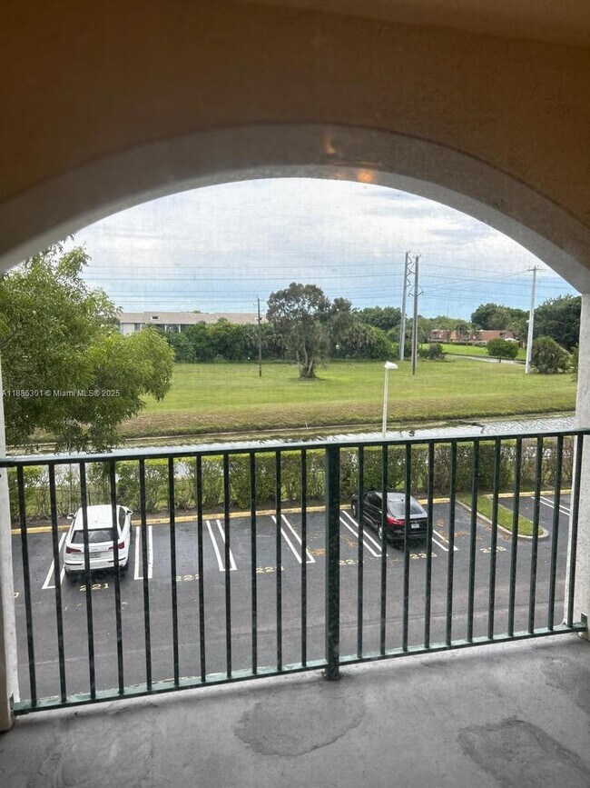 Foto del edificio - 1755 Village Blvd