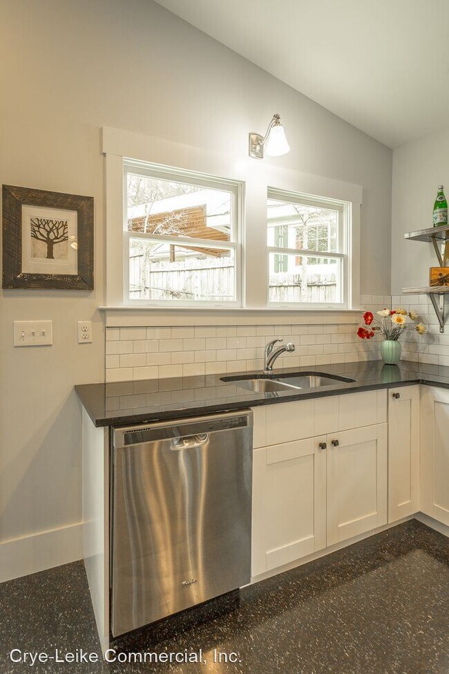 Building Photo - 3 br, 2.5 bath House - 1044 Dartmouth Street