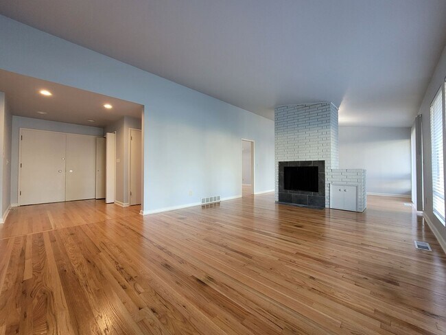 Foto del edificio - Located on well known 92nd Ave Clyde Hill.
