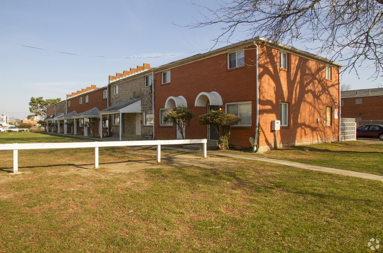 892 N Meadows Ct, Columbus, OH 43229 Apartments in Columbus, OH