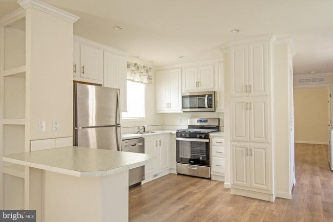 Building Photo - 6 Greenwood Cir