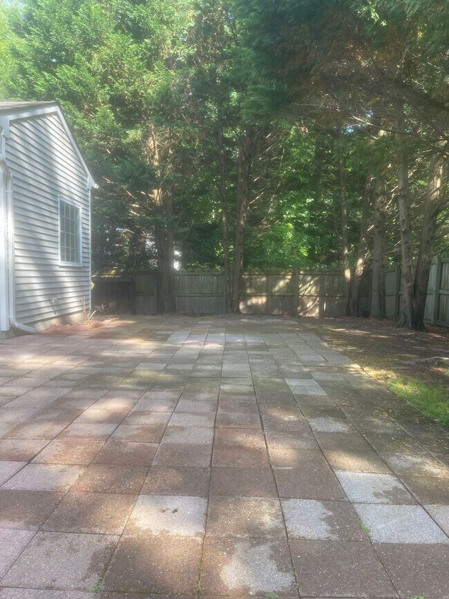 Building Photo - 200 Robin Hood Dr