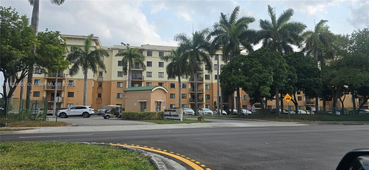 Foto principal - 9300 Fontainebleau Blvd