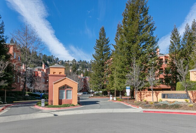 Foto del edificio - 320 Caldecott Ln