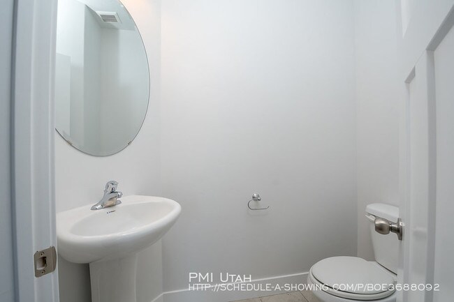 Building Photo - Brand New Luxury Town House