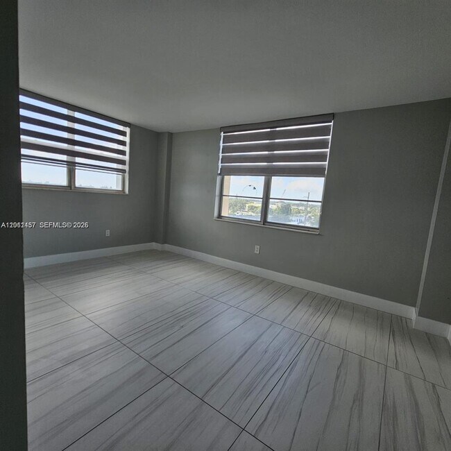 Foto del edificio - 15600 NW 7th Ave