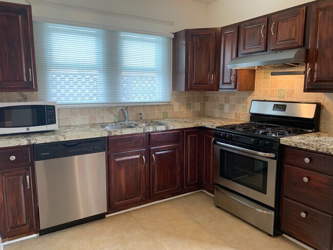 Foto del edificio - Charming Home in Alamitos Heights – Full o...