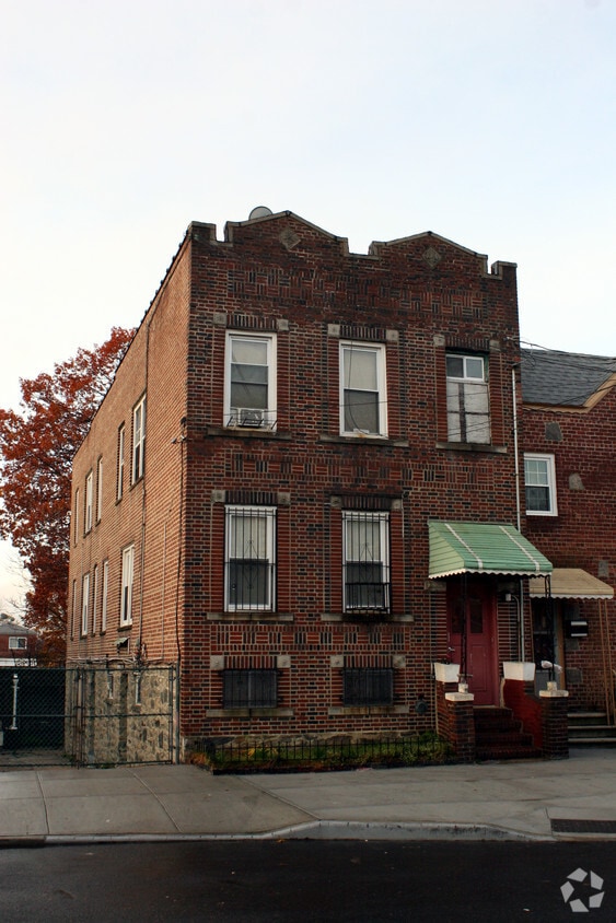 Building Photo - 914 E 212th St