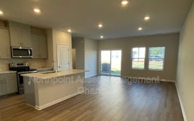 Building Photo - 1066 Plumcrest Dr