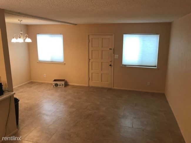 Building Photo - 2 br, 1 bath Condo - 12009 Stilwell Dr NE