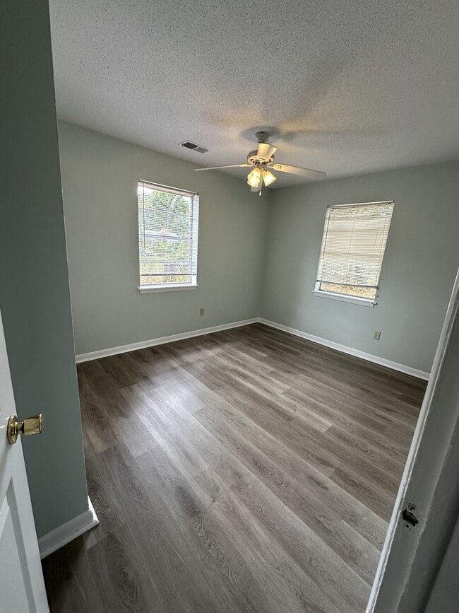 Building Photo - 906 Belleview Cir W
