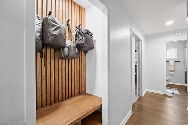Foto del edificio - 7302 Marywood Cir
