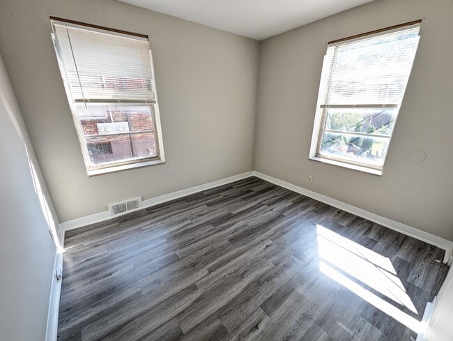 Building Photo - 3915 Jamieson Ave