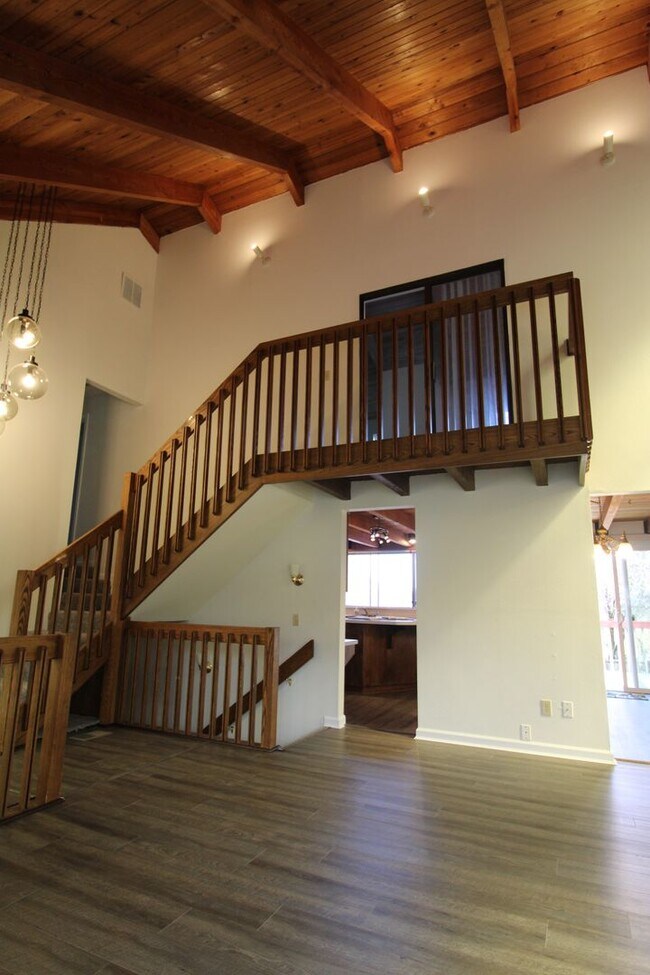 Foto del edificio - SPACIOUS 3+ BEDROOM SALMON CREEK/MOUNT VISTA MULTI-LEVEL HOME WITH LARGE FENCED YARD!