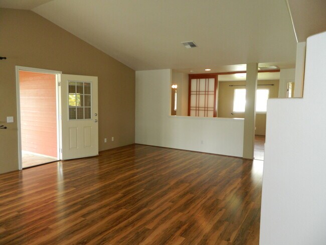 Foto del edificio - 3 Bedroom / 2 Bath House with Excellent Up...