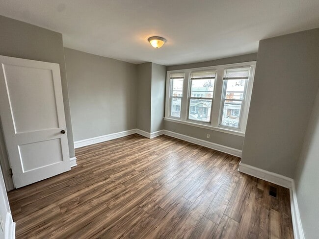 Building Photo - 440 W Fisher Ave