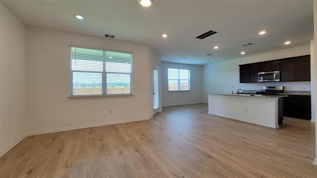 Foto del edificio - 325 Brody Ln