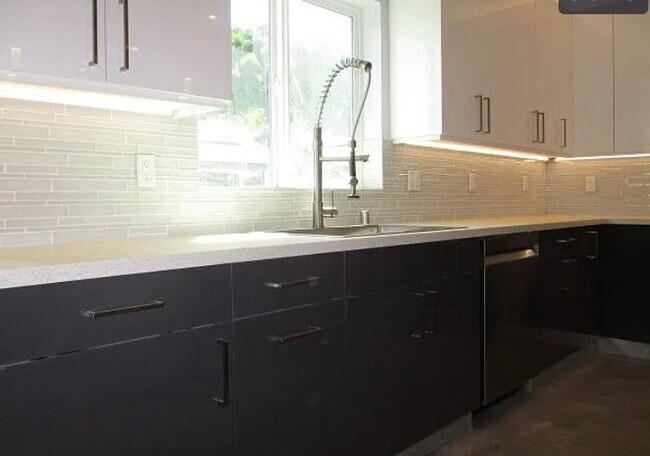 Building Photo - 6848 Encino Ave