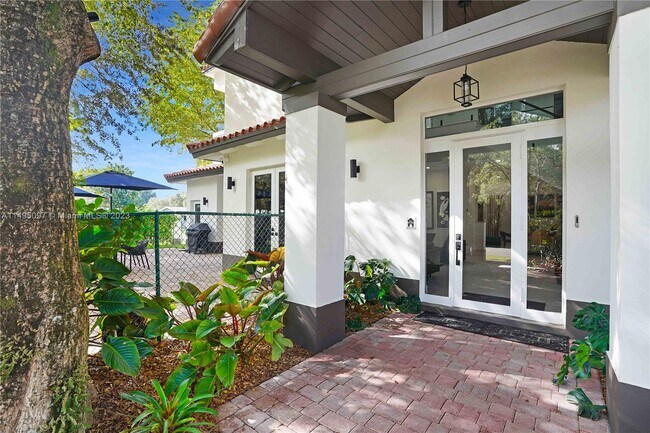 Building Photo - 9550 SW 73rd Ave