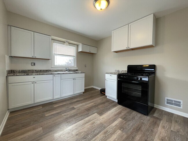 Foto del edificio - Villard Ave - 8129-31 W