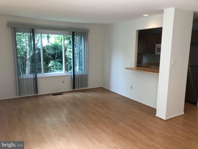 Foto del edificio - 9244 Jamison Ave