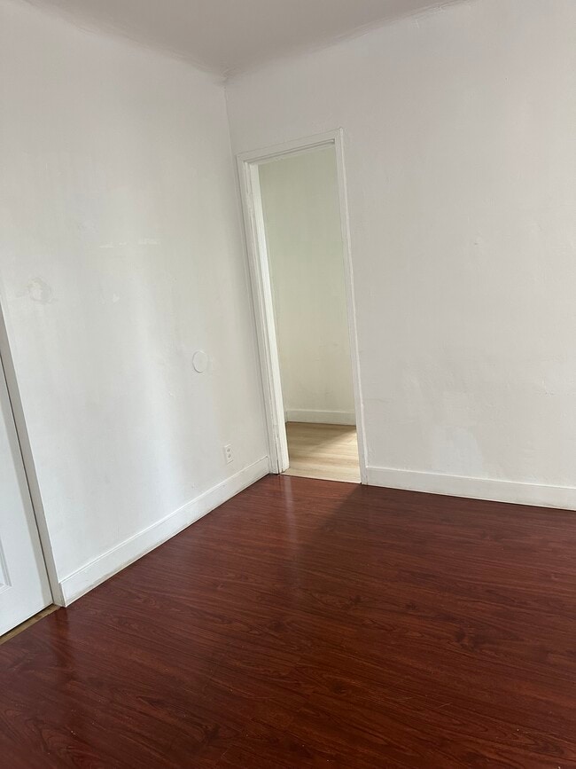 Sala - 2305 Hauser Blvd
