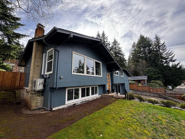 Foto del edificio - Spacious 3 Bedroom Home in South Eugene – Churchill Area